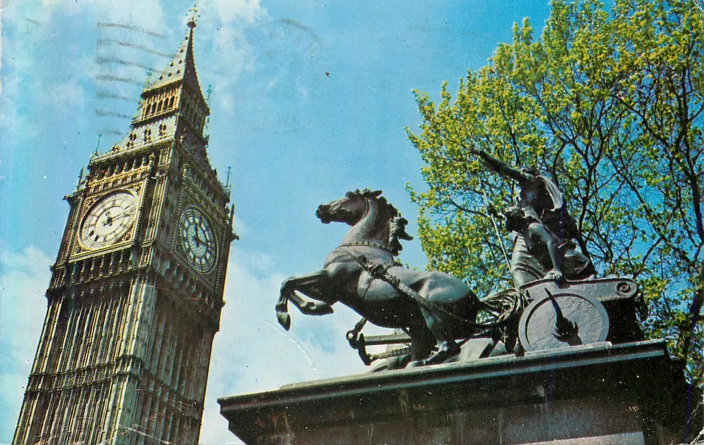 Big Ben e estátua de Boudicca — South Kensington — The Photographic Greeting Card Co. Ltd., Londres, n° 167 - Frente