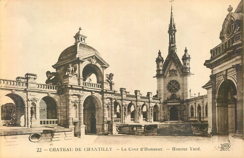 Castelo de Chantilly — A Cour d'Honneur — Honour Yard. - Frente