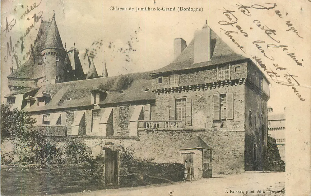Château de Jumilhac-le-Grand (Dordogne) — vue du château avec tours et toits en tuiles — J. Faisssat, phot.-édit. - Déposé - Recto