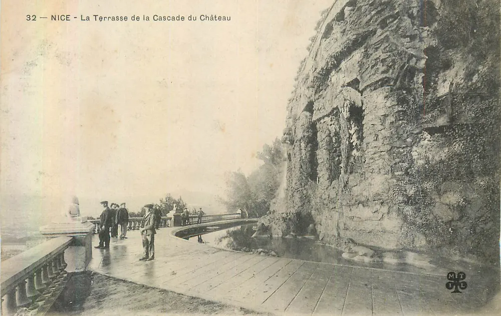 NICE - A Terrasse da Cascata do Castelo — editor M. P. (logo) — n° 32 - Frente