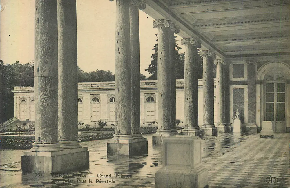 Versailles — Grand Trianon — Vista tirada sob o Pórtico - Frente