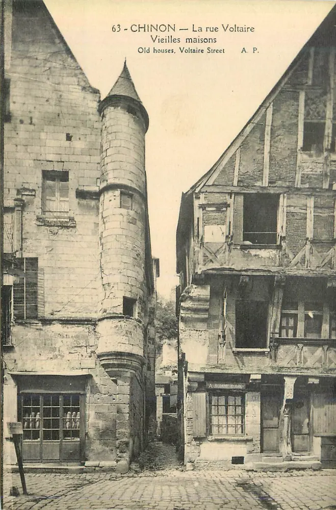 Chinon — La rue Voltaire — Vieilles maisons — A.P. - Recto