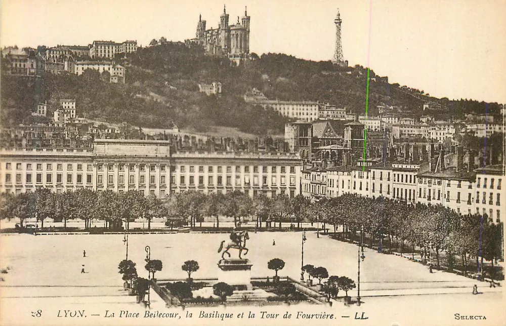 LYON — La Place Bellecour, die Basilika und die Tour de Fourvière — Selecta - Vorderseite