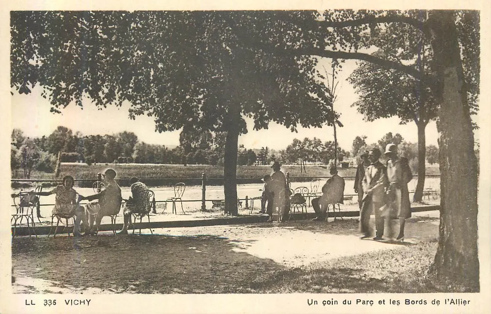 Un coin du Parc et les Bords de l'Allier — Vichy — LL 336 - Recto