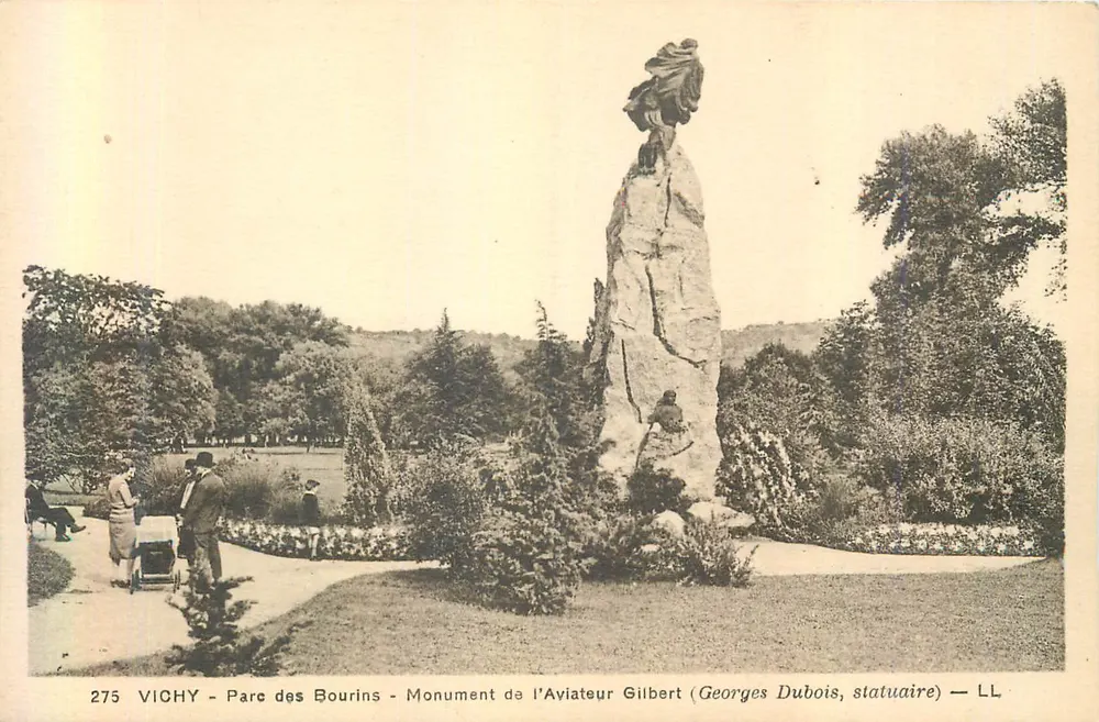 Vichy - Parc des Bourins - Denkmal des Fliegers Gilbert (Georges Dubois, Bildhauer) — LL - Vorderseite