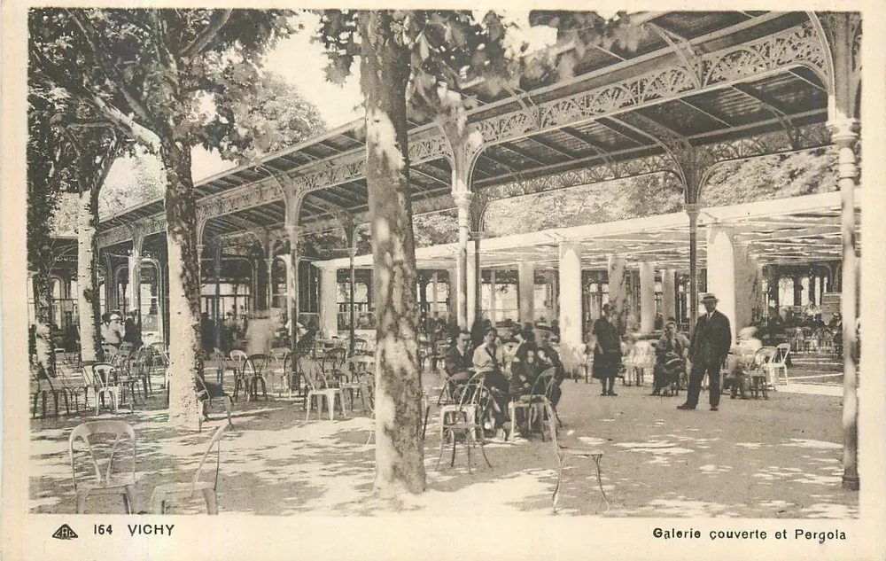 Vichy — Galerie couverte et Pergola — CPA n°164 - Recto