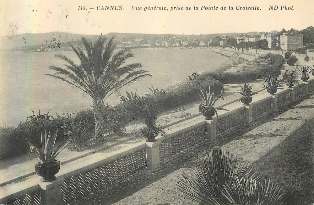 CANNES — Vue générale prise de la Pointe de la Croisette — ND Phot. - Recto