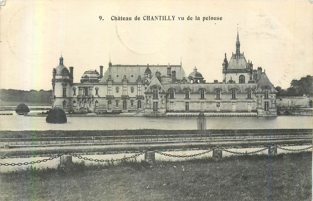 Castelo de CHANTILLY visto da grama — n°9 — Héliotypie A. Courdier, Versailles - Frente