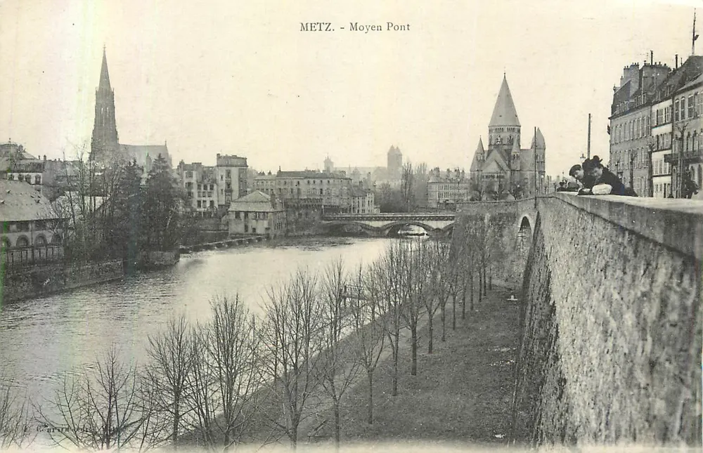 Metz - Pont Médio — vista do rio e dos edifícios — editor J. Gouraud, n° 144 - Frente