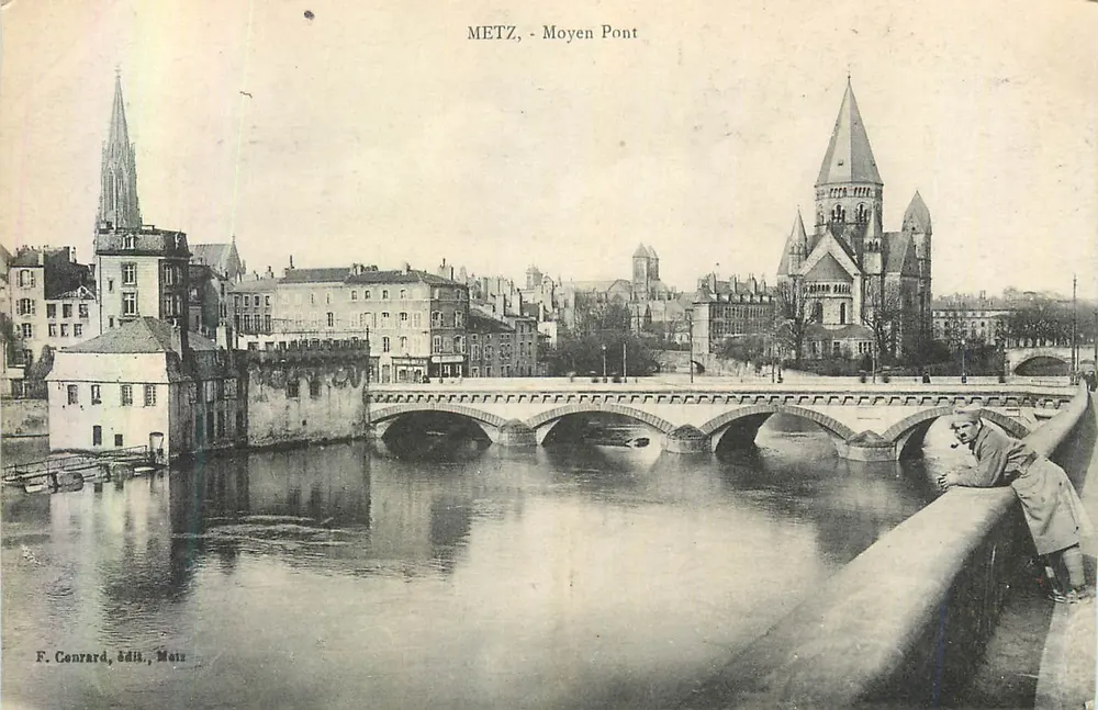 Metz - Pont Médian — vista do ponte e dos edifícios adjacentes — F. Conrard, editor, Metz - Frente