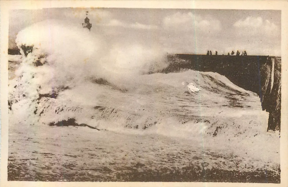 Dieppe — La jetée un jour de tempête — Éd. J. & A. Lepeuiller, Paris - Recto