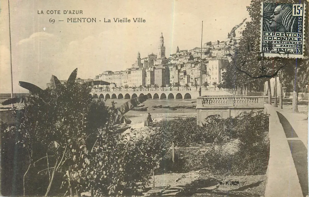 Menton - La Vieille Ville — Exposition Coloniale Internationale de Paris 1931 — éditeur B. P. F. (B. P. F.) - Recto