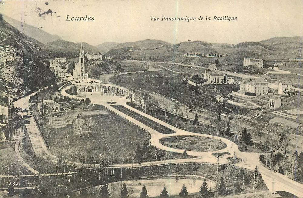 Lourdes — Vue Panoramique de la Basilique — n°7256 - Recto