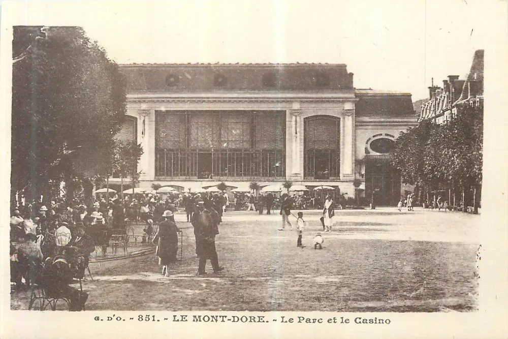 Le Mont-Dore — Le Parc et le Casino — g. d'o. - 851 - Recto