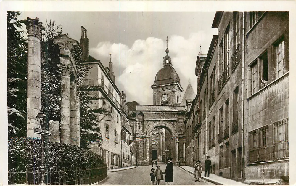 BESANÇON (Doubs) — Praça Castan, Igreja de São João — editor Combier-Malon - Frente