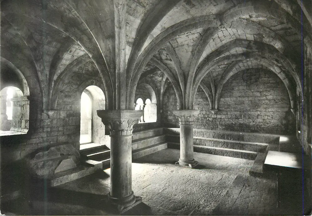 L'Abbaye du Thoronet (Var) — La Salle capitulaire — Service Commercial Monuments Historiques, Paris - Recto