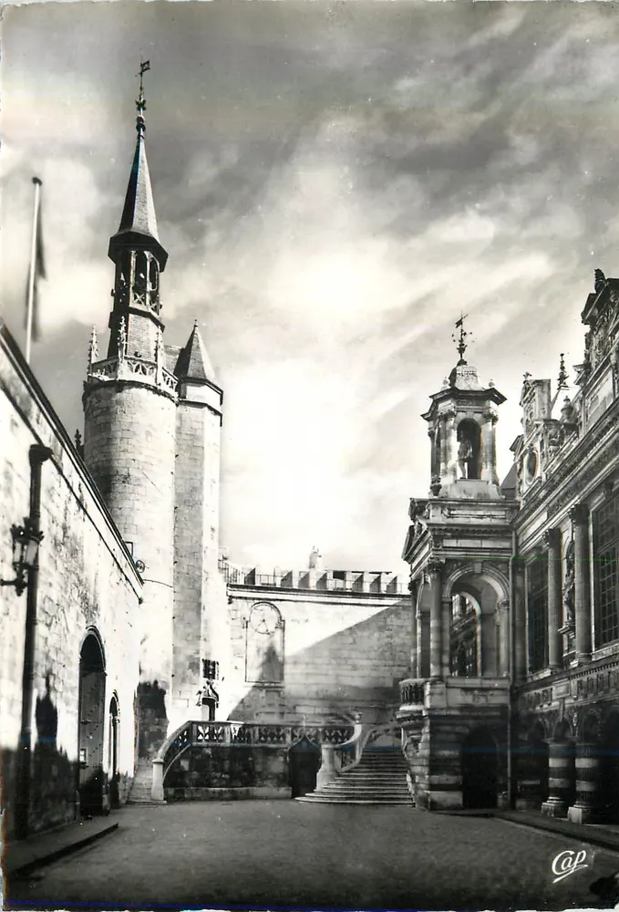La Rochelle — Cour de l'Hôtel de Ville — C.A.P. Letellier, Paris - Frente