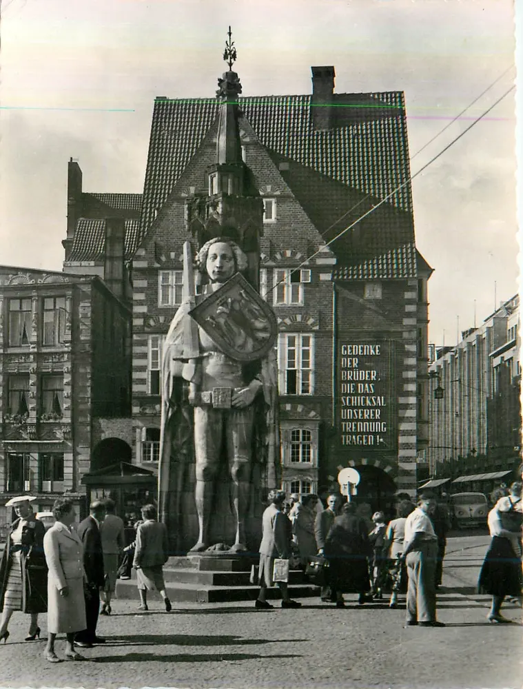 Bremen, a Estátua do Roland — estátua diante de um edifício histórico — editor Roland, n° 840 - Frente