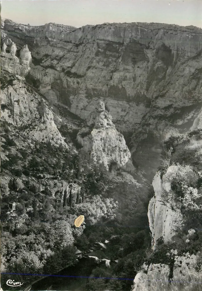 Fontaine-de-Vaucluse — Der Große Felsen und das Tal — Photo Combier Macon - Vorderseite