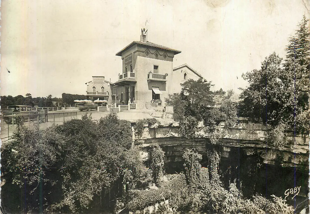 Gouffre de Padirac (Lot) — Pavillon d'entrée et orifice du gouffre — Éditions Gaby - Recto