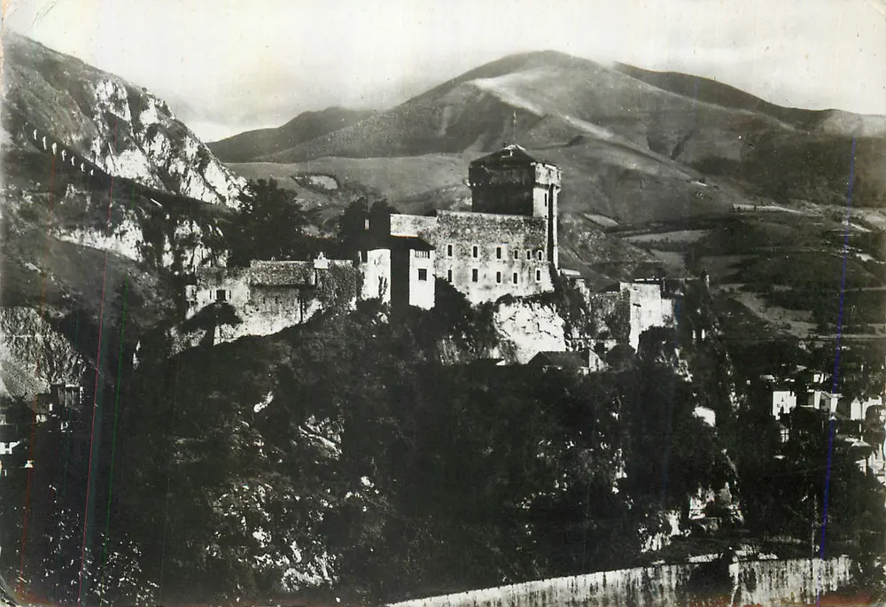 Lourdes — Le Château-Fort et le Haut du Pie du Jer — Edition P. DOUCET Lourdes, n°107 - Recto