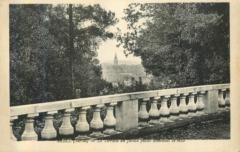 Sable (Sarthe) — Die Terrasse im öffentlichen Garten mit Blick auf die Stadt - Vorderseite