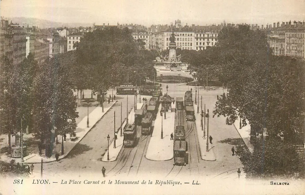 LYON — La Place Carnot et le Monument de la République — SELECTA - Recto