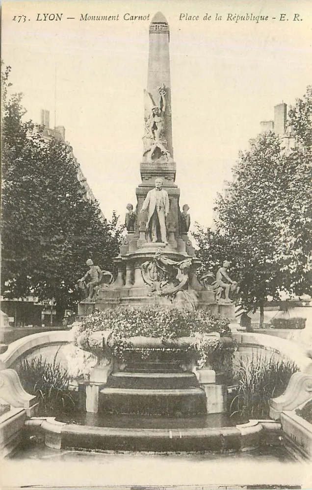 LYON — Monument Carnot — Praça da República — E. R. - Frente