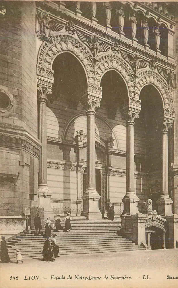 LYON — Fachada de Nossa Senhora de Fourvière — LL - Frente