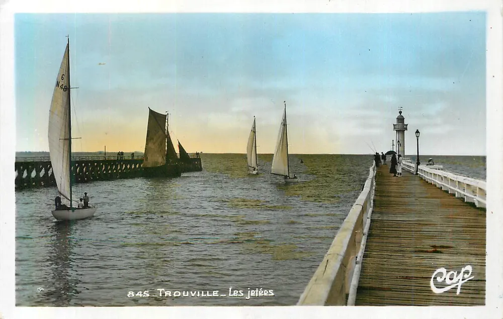 Trouville — Les jetées — Cap - Frente