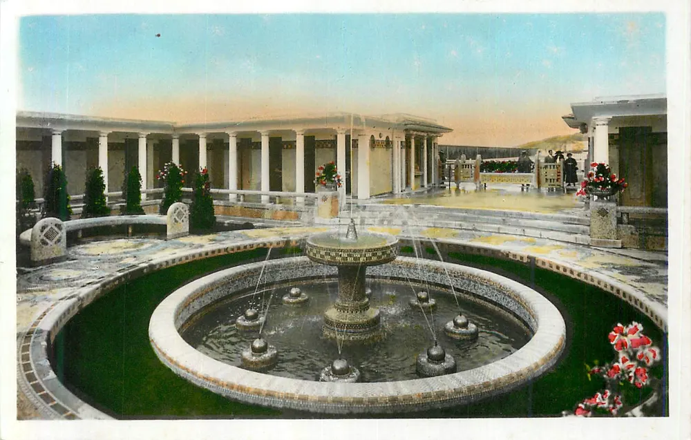 Deauville - Die Blühende Strände - Innenraum der Neuen Bäder. Das Atrium (Adda, arch.) - Vorderseite
