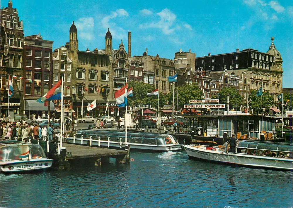 Amsterdam — Damrak com barcos de passeio — editor SLEIDING, n° 935.165 - Frente