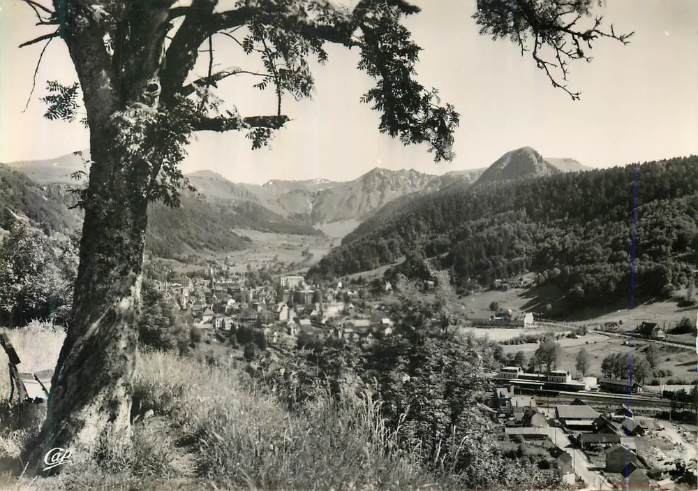 O Mont-Dore — Vista geral em direção ao Capucino e ao Sancy — Sociedade das Artes Fotomecânicas, Paris - Frente