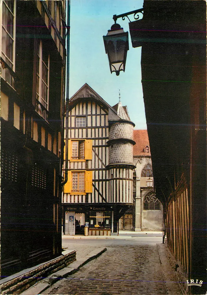 The Tower of the Goldsmith — Troyes (Aube) — Hachette Editions - Front