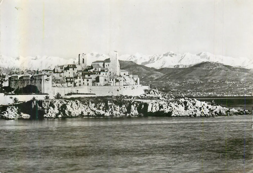 Antibes - Das alte Städtchen und die Alpenkette — Edition Buret - Vorderseite