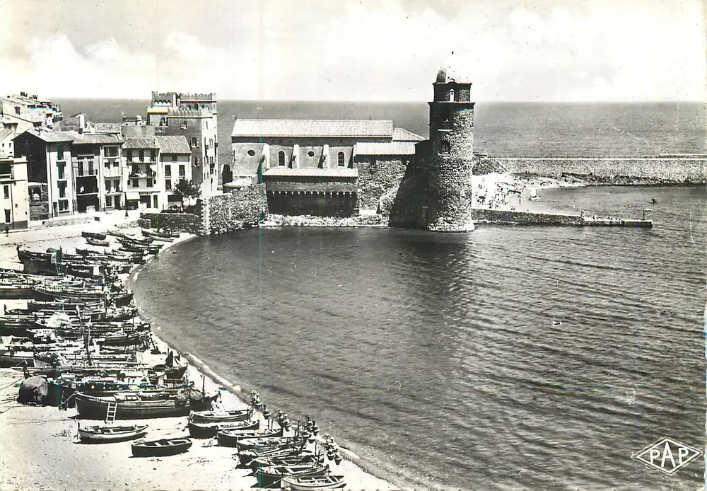 Collioure — De baai en de kerk — Éditions PAGES - Voorkant
