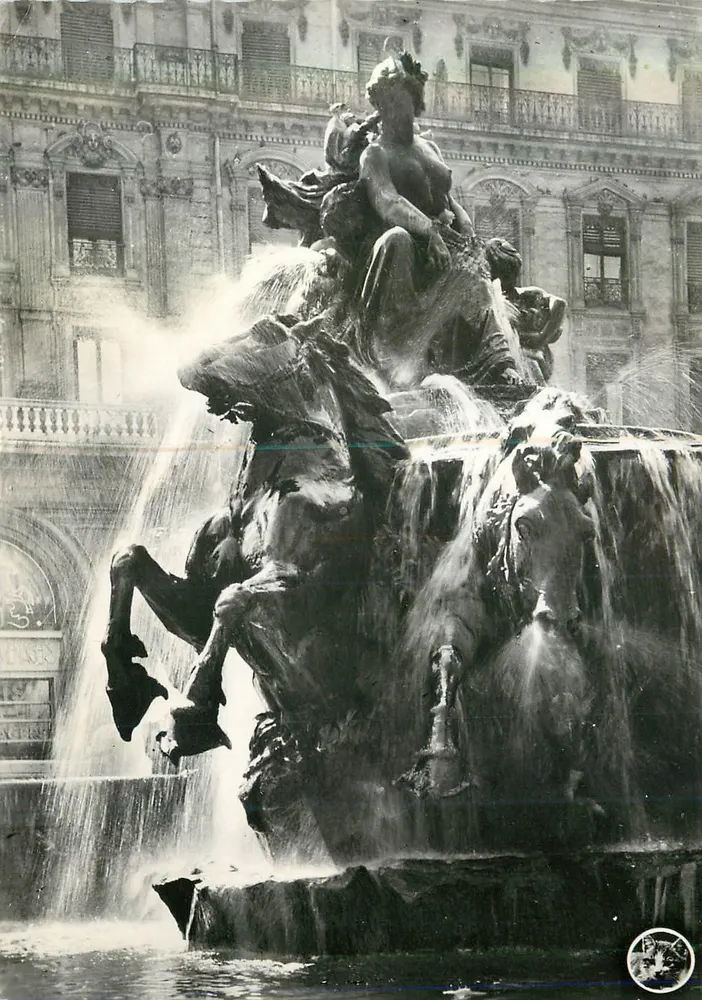 Lyon - Place des Terreaux - Fontaine Bartholdi - Recto