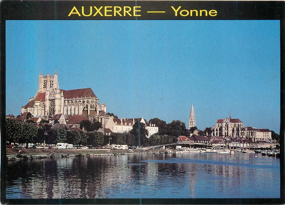 Auxerre — Yonne — vista dos cais e da catedral - Frente