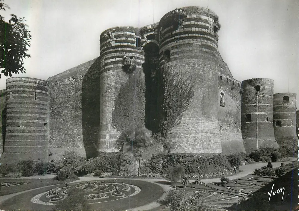 Angers (Maine-et-Loire) — O castelo — Edições de Arte 'Yvon', n° I.B. 86 - Frente