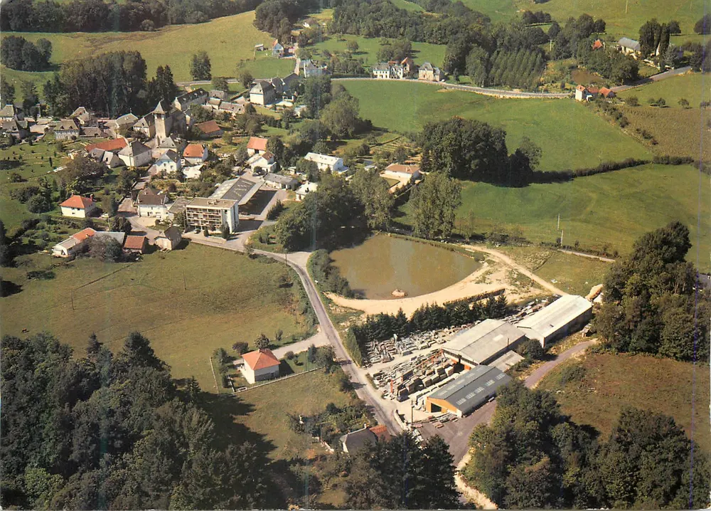 Saint-Germain-les-Vergnes — Luftbild des Dorfes und der Granitgrube — Verlag Solaire Photo, n° 19 874 - Vorderseite