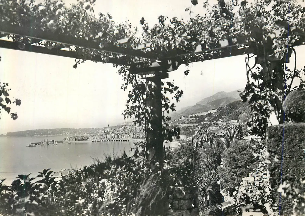 Menton (A.M.) — Vista geral tirada de Garavan — editor Corte de France, n° 12.360 - Frente