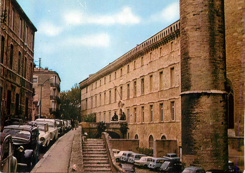 Montpellier (Hérault) — Les Facultés et au premier plan le pilier du parvis de l'église Saint-Pierre — Collection Glatigny n°365 - Frente