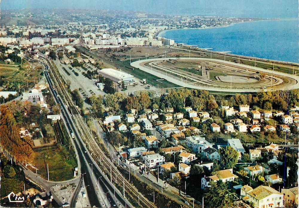 Cagnes-sur-Mer — Hipódromo da Costa Azul — vista aérea — Casa de Renoir — editor Hélios - Frente