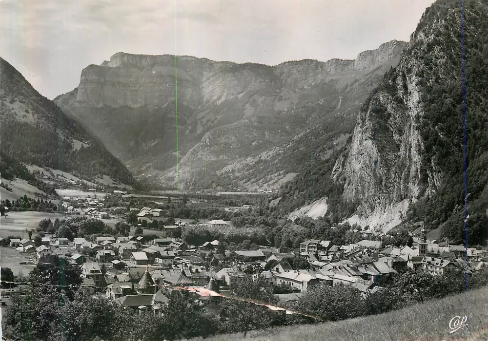 Thones — Vue générale et le Parmelan — Cie des Arts Photomécaniques, Paris - Frente