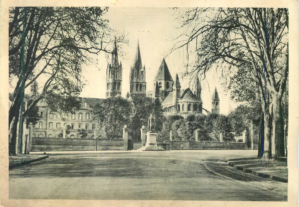 Caen — Estátua de Luís XIV e Abside de Saint-Étienne - Frente