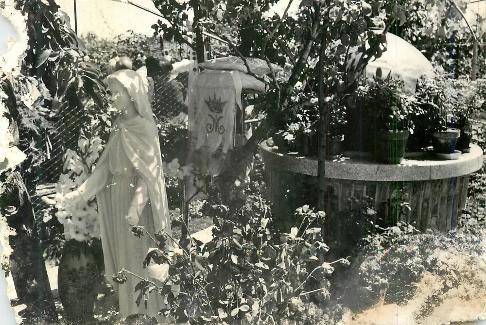 Estátua da Virgem Maria — jardim sagrado — Foto Edições Tassini S. Giorgio (PC) - Frente