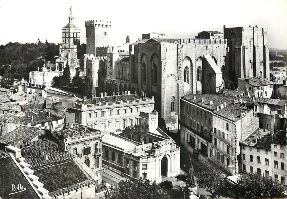 Avignon (Vaucluse) - Ansicht des Palais des Papes und Notre-Dame des Doms vom Glockenturm - Vorderseite