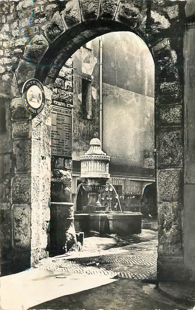 Fontaine du Peyra — Vence — editor Real-Photo - Frente