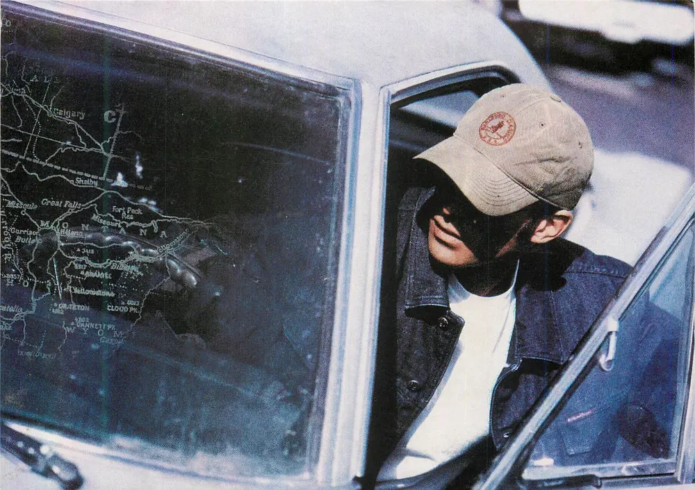 Fahrer in einem Auto — Werbeansichtskarte für Marlboro Classics — Herbst-Winter-Ausgabe 98/99 - Vorderseite