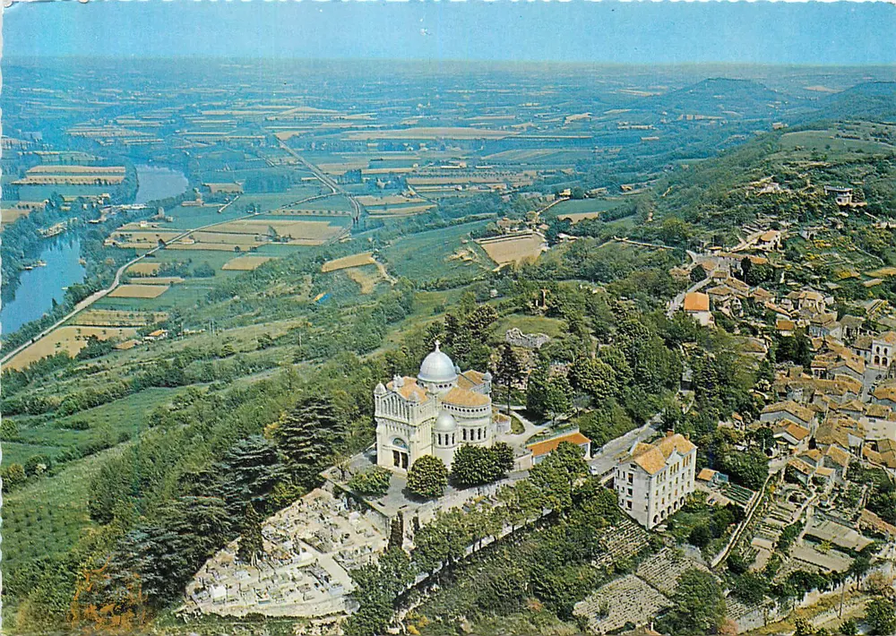 Penne d'Agenais — vista aerea del santuario e del paese — Edizioni Solet & Saint Maur (94) - Recto